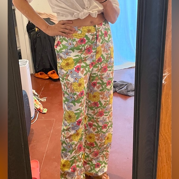 Beautiful flowered pants! - Picture 2 of 6